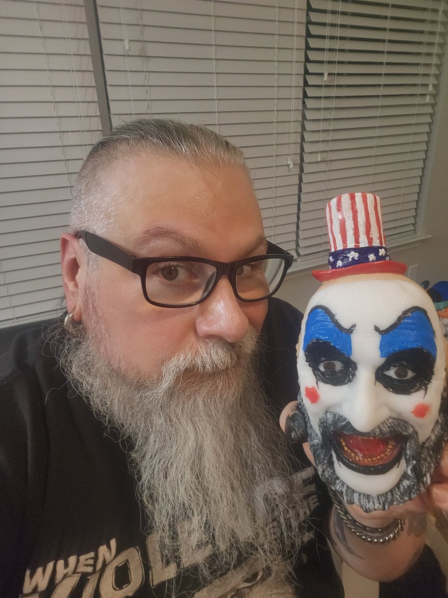 HorrorShowJack's tweet photo. Clowning around while gearing up for @scarefestweekend #Halloween #October  #clowns #art #fun https://t.co/F17NFcZiKm