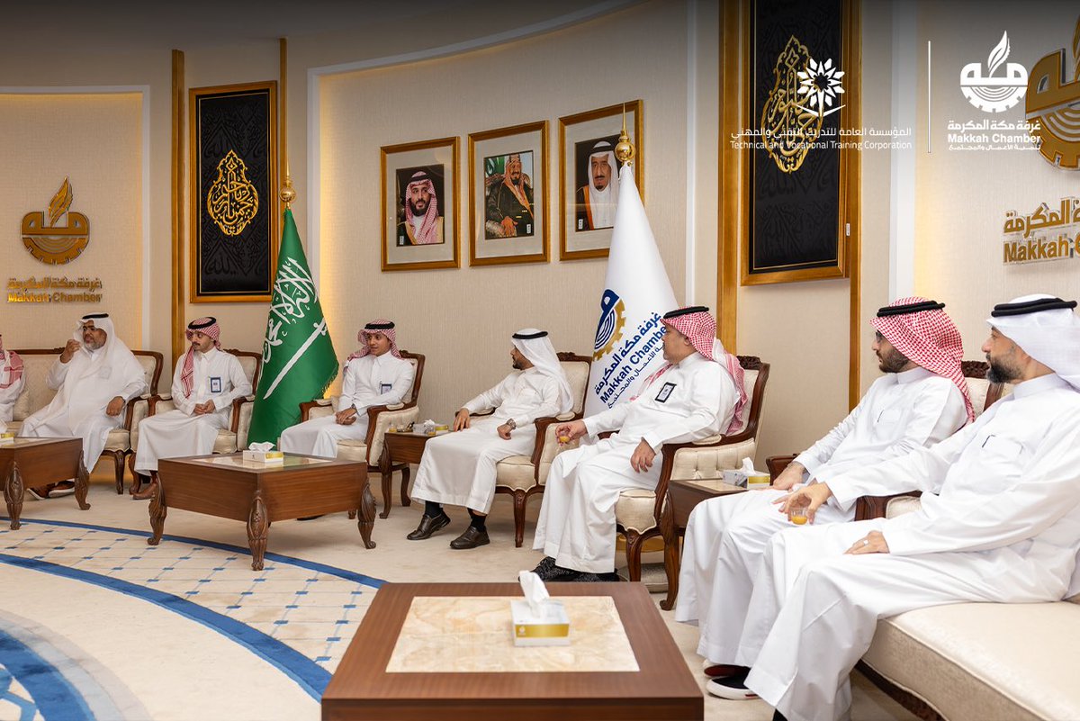 MakkahChamber's tweet photo. من مقاعد الدراسة إلى آفاق المستقبل المهني..

استقبلت #غرفة_مكة_المكرمة طلاب الكلية التقنية بالجموم، في زيارة تعريفية شملت جولة على أبرز أعمال الغرفة ومبادراتها الاقتصادية والمجتمعية، أعقبها لقاء حواري مفتوح جمع الطلبة بعضو مجلس الإدارة بالغرفة المهندس عبدالله قاضي، والأمين العام الدكتور ثامر باعظيم، ورئيس قسم التقنية بالكلية الأستاذ ياسين اللحياني؛ لتعزيز التواصل وتبادل الخبرات، ومد جسور المعرفة بين التعليم وسوق العمل.