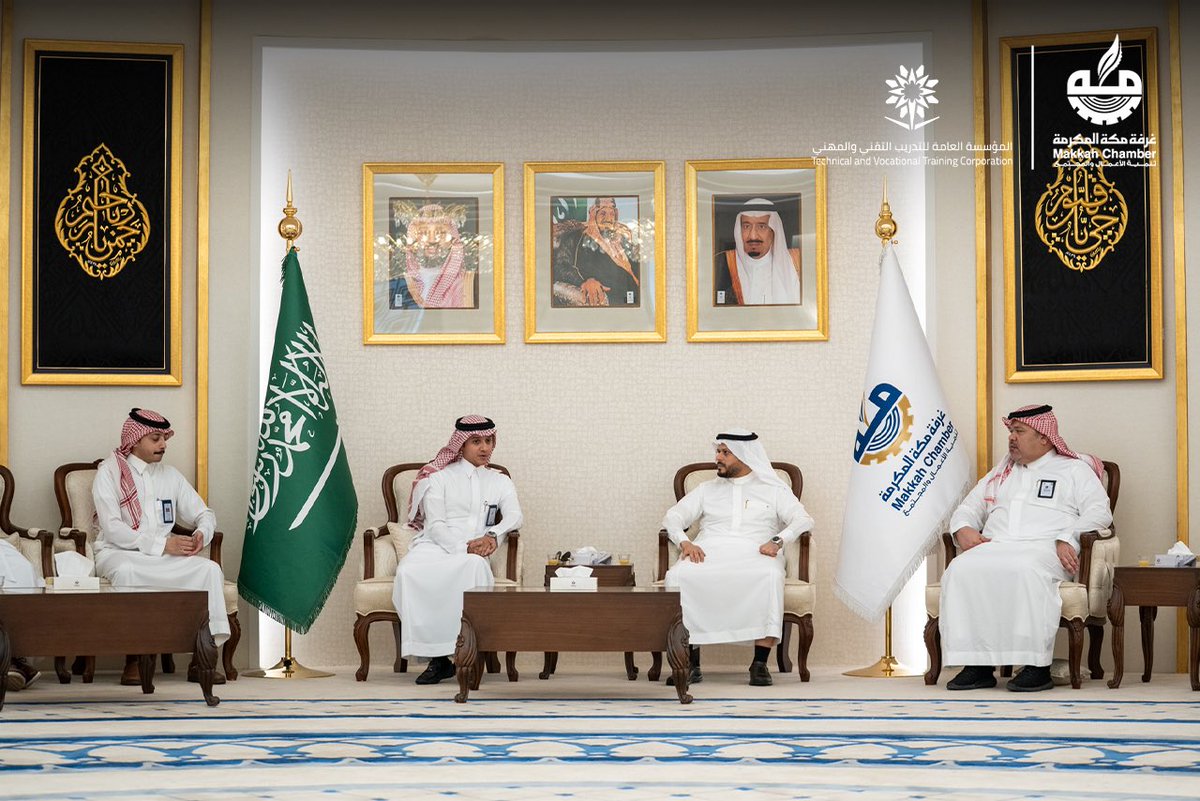 MakkahChamber's tweet photo. من مقاعد الدراسة إلى آفاق المستقبل المهني..

استقبلت #غرفة_مكة_المكرمة طلاب الكلية التقنية بالجموم، في زيارة تعريفية شملت جولة على أبرز أعمال الغرفة ومبادراتها الاقتصادية والمجتمعية، أعقبها لقاء حواري مفتوح جمع الطلبة بعضو مجلس الإدارة بالغرفة المهندس عبدالله قاضي، والأمين العام الدكتور ثامر باعظيم، ورئيس قسم التقنية بالكلية الأستاذ ياسين اللحياني؛ لتعزيز التواصل وتبادل الخبرات، ومد جسور المعرفة بين التعليم وسوق العمل.