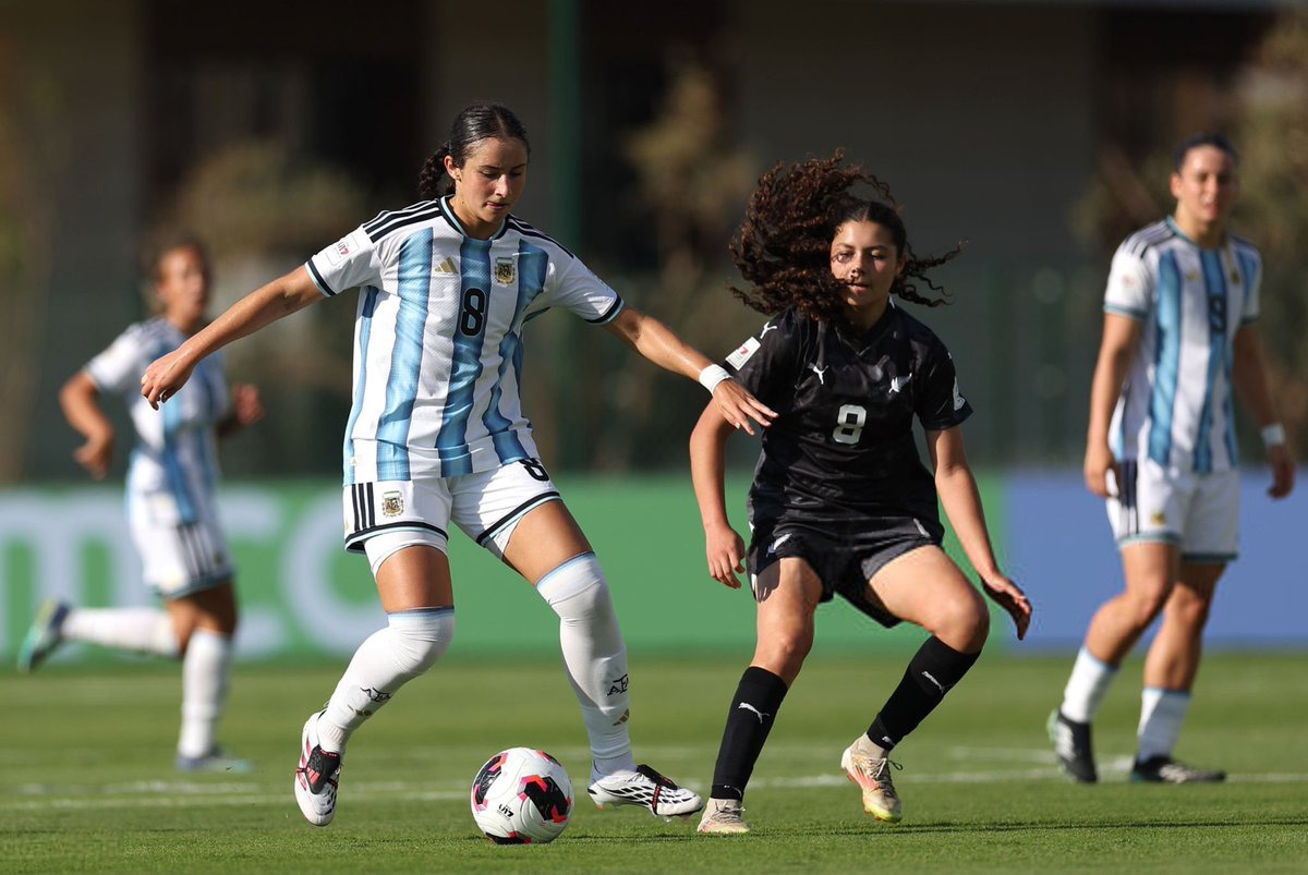 FemeninoAFA's tweet photo. 🇦🇷🏆 ¡ARGENTINA HIZO HISTORIA EN MARRUECOS!

En su primera participación en una Copa del Mundo de la categoría, la Albiceleste venció 2-0 a Nueva Zelanda en Rabat, por la segunda fecha del Grupo A del Mundial Femenino Sub-17. 🌎

⚽⚽ ¡DOBLETE DE MERCEDES DIZ!

#FIFAU17WWC https://t.co/3EkfAFu9wy