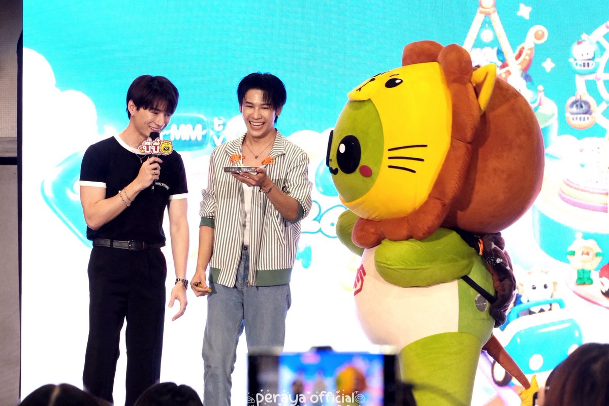peraya_official's tweet photo. งาน "KRIST ‘SILHOUETTES’ Listening & Birthday Party" 

นอกจะเป็นการฉลองวันเกิดย้อนหลังแล้ว ยังเป็นงานเปิดอัลบั้มแรกของคริสด้วย ทุกอย่างสุดยอด สนุก เพลงเพราะมาก 

ขอบคุณทีมงาน นักดนตรีเบื้องหลัง แขกรับเชิญ และทุกคนที่มีส่วนร่วมให้เกิดงานนี้ (รวมทั้งอุนอา กสม อุนหลานและตากล้องรับเชิญคนพิเศษด้วย)

และอยากจะบอกคริสว่า เก่งมาก คริสคือความภูมิใจของพวกเราจริงๆ สุขสันต์วันเกิดอีกครั้งนะคะ 

#KRIST1stAlbumBDparty
#KristPerawat 
#KINGMAN #KristSingto 

(รีรันเค้กวันที่ 12)