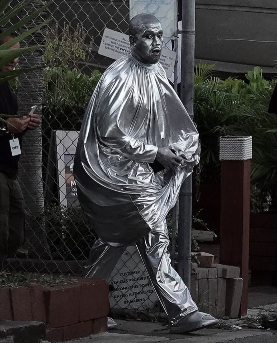 Sound_Scrape's tweet photo. Kanye West (Ye) in an all silver look at the 2019 Miami Art Basel premiere of his opera ‘Mary’ https://t.co/Sk1sM3ZxUw