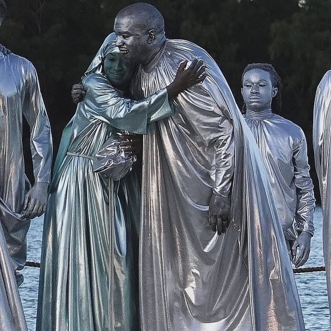 Sound_Scrape's tweet photo. Kanye West (Ye) in an all silver look at the 2019 Miami Art Basel premiere of his opera ‘Mary’ https://t.co/Sk1sM3ZxUw