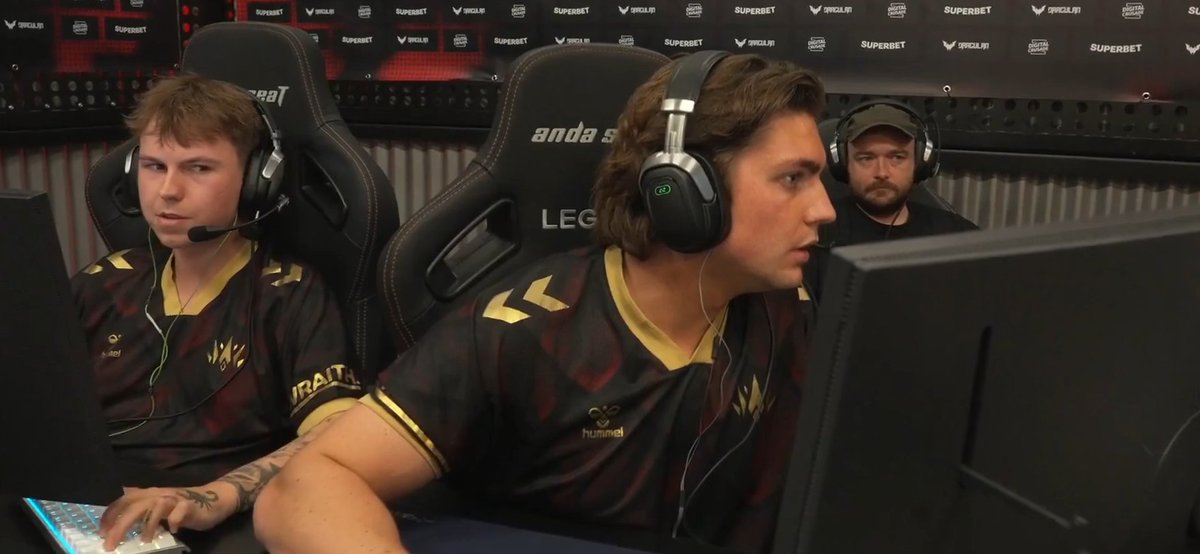 fireaxe0's tweet photo. @LuzRaposa how are they playing bro has no personal space https://t.co/oUfvSgHLP5