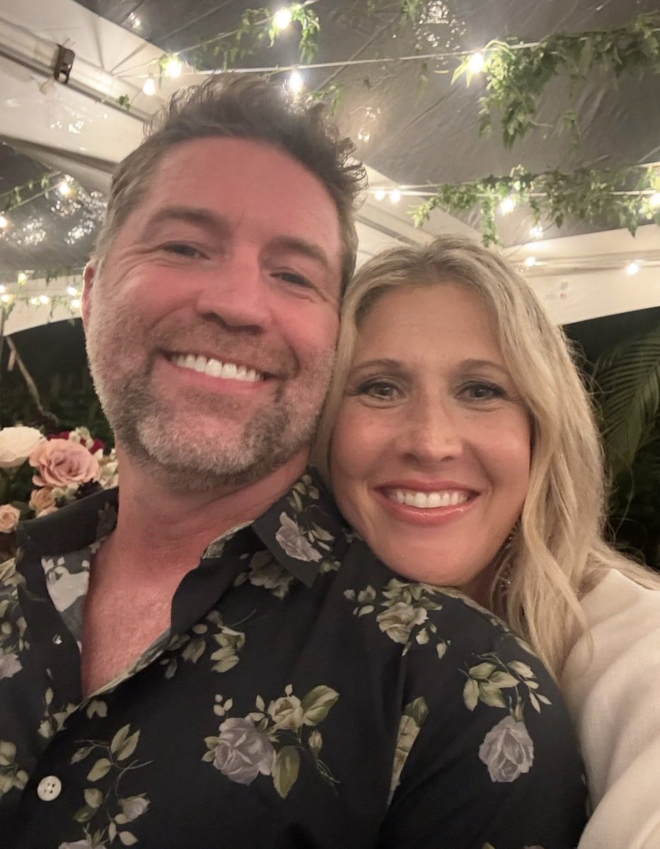 joshturnermusic's tweet photo. Spent this last week in Hawaii for a family wedding. Ma &amp; Pa acting like teenagers… only took 10 tries and a couple laughing breaks to get us both in frame… 🤣 https://t.co/dKYUJQwAlE