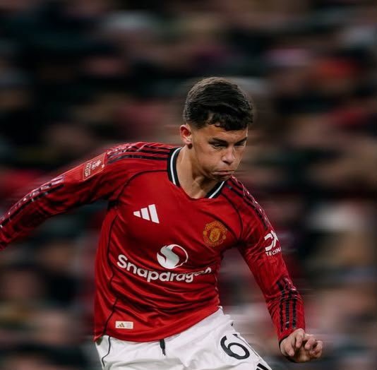 StretfordEndT_'s tweet photo. 🚨🔴 JUST IN: Shea Lacey is in contention to make his first-ever Champions League start for Manchester United.

The youngster has ‘outperformed’ expectations in training and is highly rated by club staff. 👀

[@NathanSalt] https://t.co/HCkn88ptrE