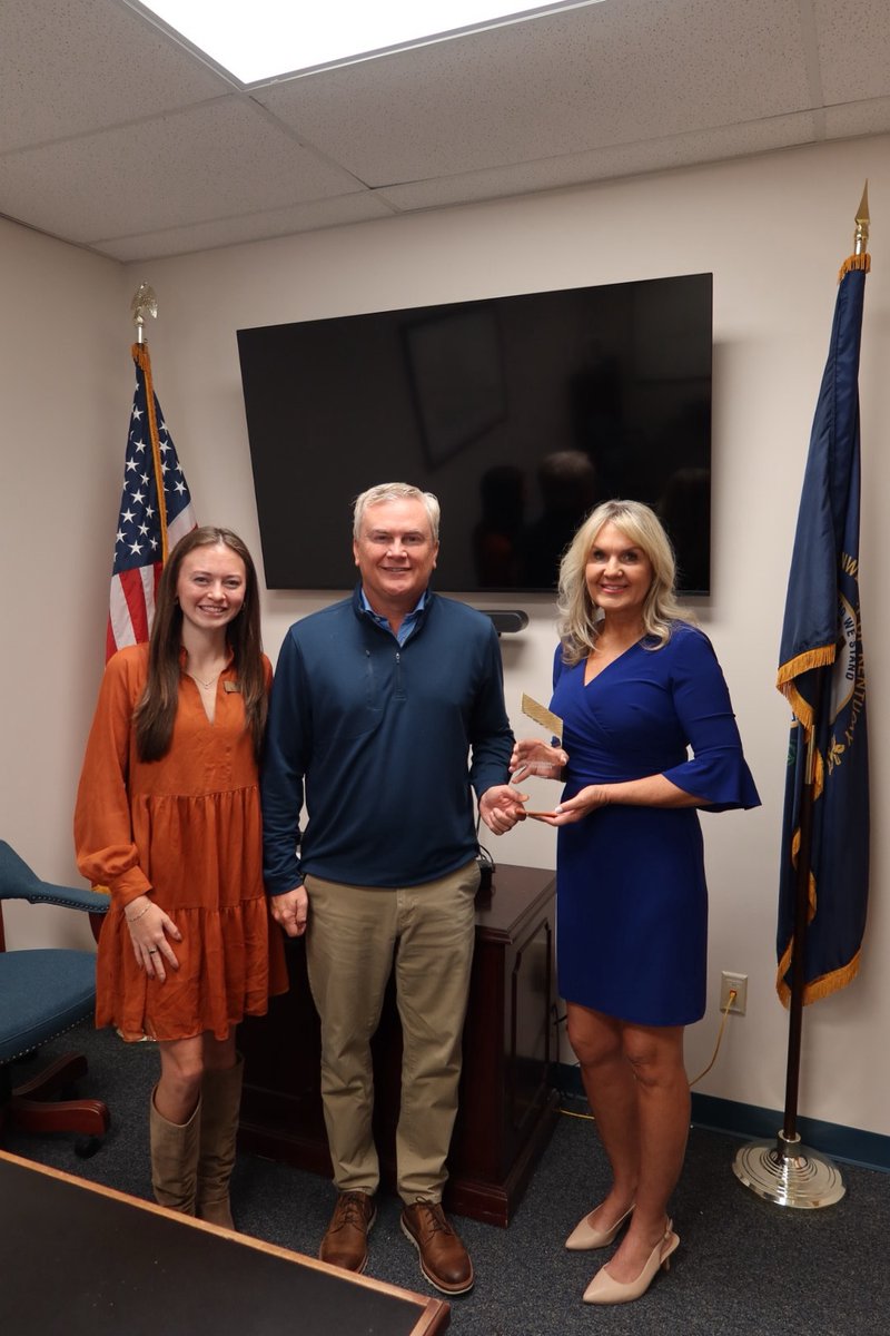 AFPGovAffairs's tweet photo. 🏆 A Pioneer for Prosperity!

Every Congress, @AFPhq recognizes lawmakers who stand firm on good policy, champion solutions to everyday challenges, and engage with our grassroots activists. 🇺🇸

Congratulations to @RepJamesComer on receiving the Pioneer for Prosperity Award for his work in the 119th Congress! 👏🎉