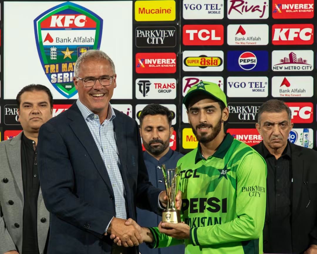 WaheedTajak's tweet photo. عرفات منہاس کی آل راؤنڈ کارکردگی، پاکستان نے انگلینڈ کو 87 رنز سے شکست دے دی

تین ملکی ون ڈے سیریز: عرفات منہاس کی نصف سنچری اور 6 وکٹوں نے انگلینڈ کو چاروں شانے چت کر دیا
راولپنڈی: پاکستان نے تین ملکی ون ڈے انٹرنیشنل کرکٹ سیریز کے دوسرے میچ میں انگلینڈ کو 87 رنز سے شکست دے دی https://t.co/0QK3Vnl218