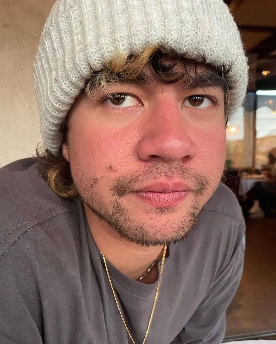 dailycthlovebot's tweet photo. calum hood in a beanie with a lil bit of hair popping out ♡ https://t.co/Kq8SjxN9kL