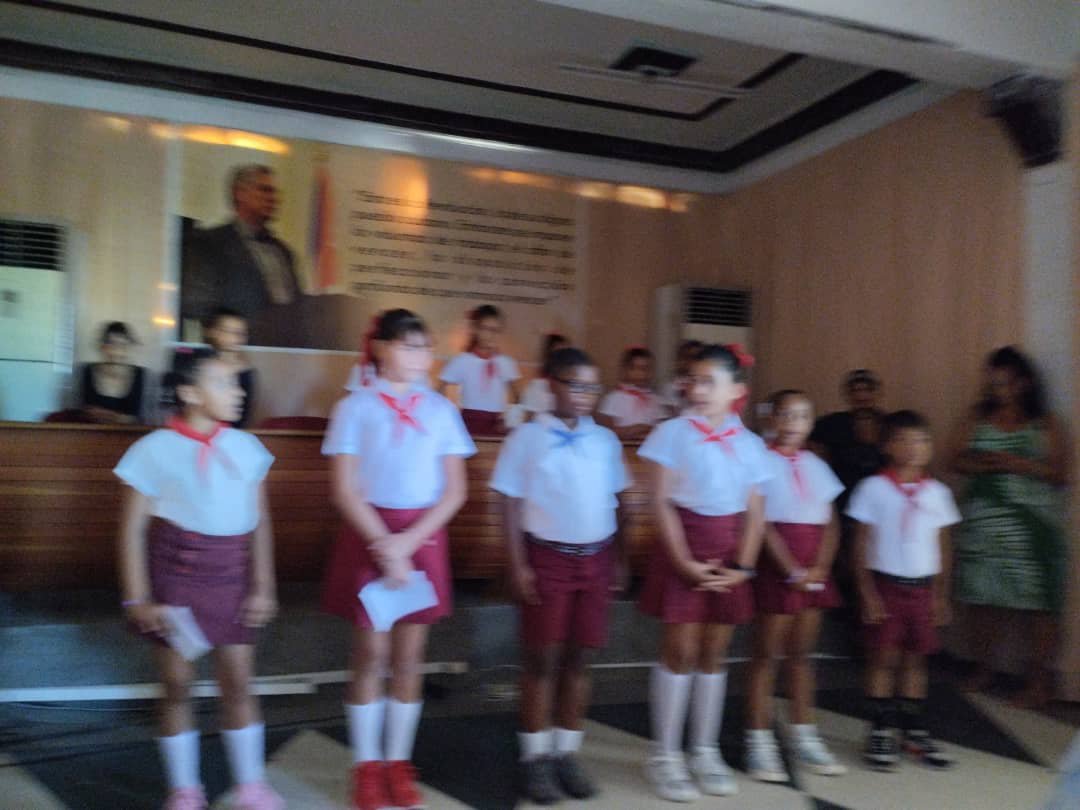 radioflorida's tweet photo. En la mañana de hoy se desarrolló un matutino especial en la sede de la Asamblea Municipal del Poder Popular en #Florida, con la participación de los pioneros de la Escuela Primaria Enrique José Varona, como parte de las actividades por el día de la cultura cubana. #CubaEsCultura https://t.co/u6FSVfm1FH
