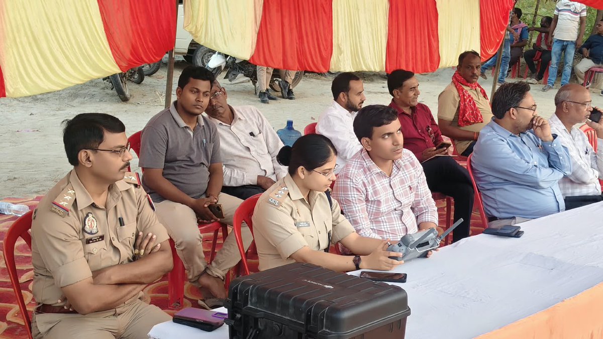 mirzapurpolice's tweet photo. #SP_Mirzapur #अपर्णा_रजत_कौशिक के निर्देशन #CO_Chunar द्वारा थाना चुनार क्षेत्रांतर्गत कृत्रिम तालाब में मां दुर्गा कि प्रतिमा का सकुशल कराया जा रहा विसर्जन। #UPPolice #Mirzapur https://t.co/6pFckynhFf