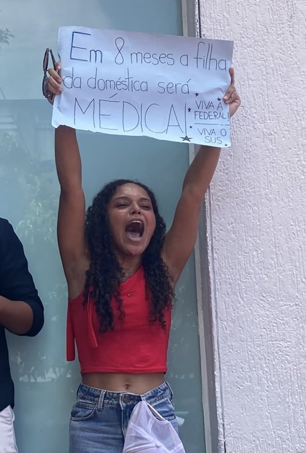 FelipeCCamarao's tweet photo. Votar no Lula é sobre isso: 
“Em 8 meses a filha da doméstica será MÉDICA! Viva a Federal! Viva o SUS!” 
O cartaz que a futura doutora mostrava hoje enquanto Lula passava por ela aqui no evento em São Luís. https://t.co/uHxv3fElYW