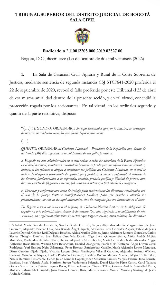 AnaErazoR's tweet photo. 🚨La Sala Civil del Tribunal Superior de Bogotá requirió ayer a @ABDELAESPRIELLA para que explique el incumplimiento de un fallo de tutela de 2020 que exigía a las y los funcionarios respetar la protesta pacífica y al Ejecutivo actuar con neutralidad, sin estigmatización ni uso desproporcionado de la fuerza.

Este requerimiento del Tribunal, ante todo lo que ha ocurrido por cuenta del Decreto 1525, que criminaliza la protesta y es de autoría de @Rodrigo_Lara_, obliga al Gobierno a responder, acatar el fallo y evitar que se repitan los actos que la justicia ya le ordenó frenar.

Vamos a estar AL PIE de toda movilización que se realice y estaremos atentos a los pronunciamientos y las acciones del Presidente y sus funcionarios. Colombia es un Estado de derecho y, por más que crean que van a instalar un autoritarismo, no podrán.