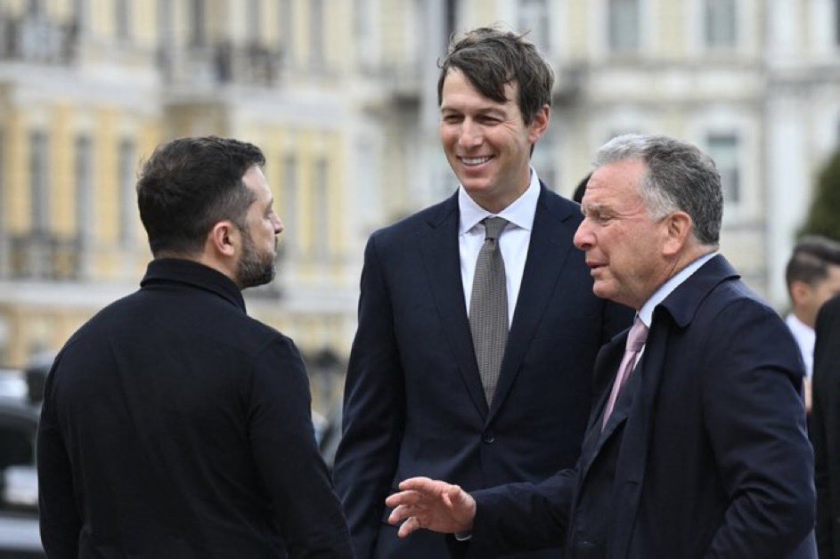 L’envoyé spécial de la Maison-Blanche pour le Moyen-Orient, Steve Witkoff, a rencontré aujourd’hui le président ukrainien Volodymyr Zelensky en Norvège avant de se rendre en Russie pour poursuivre les négociations avec le président russe Vladimir Poutine, un changement par rapport aux visites précédentes, où il a souvent privilégié les rencontres https://t.co/K4JL8px961