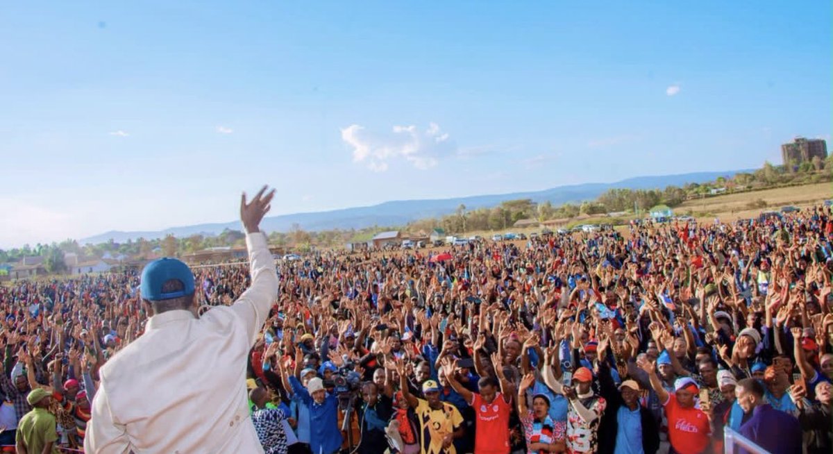 PatricOleSosopi's tweet photo. Anaandika Mhe. @HecheJohn
 Karatu Asante sana .
Tumenyimwa uwanja wa mikutano mjini na kupelekwa nje ya mji, DC na
wenzake wakaandaa nyama choma ya bure mjini katikati. Walifikiri wananchi wa sasa ni wale wa kupewa Nyama, Majibu wameyapata.
Kama una viongozi wa umma badala kufikiri namna ya kutatua matatizo ya watu, wao wanafikiri namna ya kuteka watu, kuharibu mikutano ya @ChademaTZ2 na ujinga mwingine mwingi.
Kama kuna kiongozi anafikiri anaweza kuzuia Watanzania hawa na
kuwapuuza Chadema anajidanganya sana .
Umma unaamini Chadema na huwezi kuzuia imani ya watanzania.
No Turning Back 💪🏽✌🏽