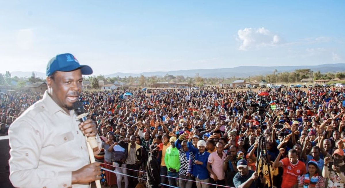 PatricOleSosopi's tweet photo. Anaandika Mhe. @HecheJohn
 Karatu Asante sana .
Tumenyimwa uwanja wa mikutano mjini na kupelekwa nje ya mji, DC na
wenzake wakaandaa nyama choma ya bure mjini katikati. Walifikiri wananchi wa sasa ni wale wa kupewa Nyama, Majibu wameyapata.
Kama una viongozi wa umma badala kufikiri namna ya kutatua matatizo ya watu, wao wanafikiri namna ya kuteka watu, kuharibu mikutano ya @ChademaTZ2 na ujinga mwingine mwingi.
Kama kuna kiongozi anafikiri anaweza kuzuia Watanzania hawa na
kuwapuuza Chadema anajidanganya sana .
Umma unaamini Chadema na huwezi kuzuia imani ya watanzania.
No Turning Back 💪🏽✌🏽