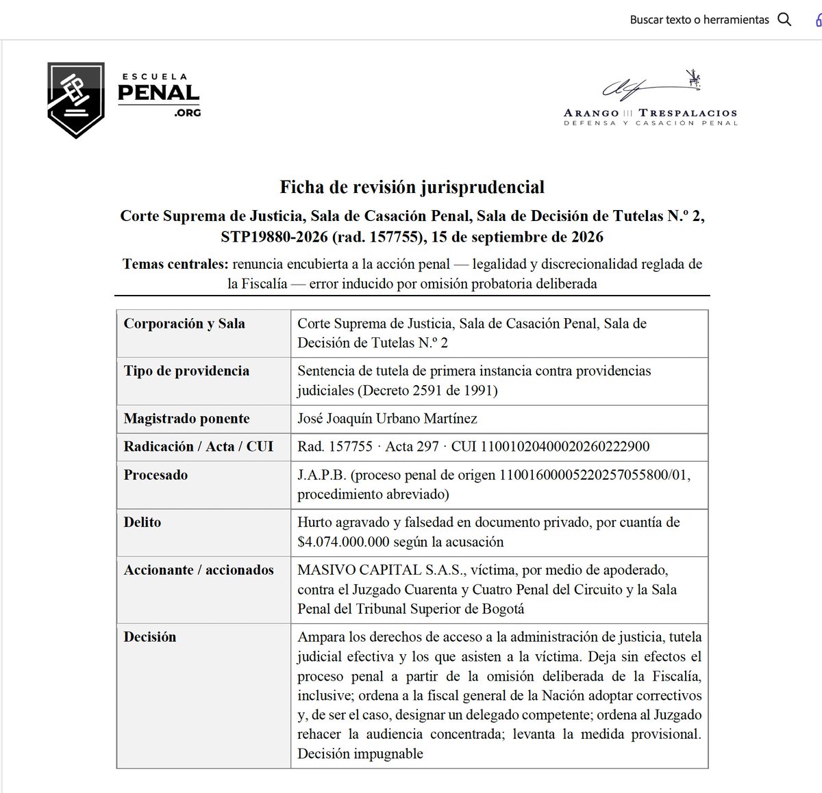 andresarango10's tweet photo. ⚖️ ¿Nace la nulidad por falta de «fiscal técnico»?

En STP19880-2026 (157755), la Sala de Decisión de Tutelas N.º 2 de la Sala de Casación Penal amparó los derechos de una víctima y ordenó rehacer la audiencia concentrada, después de que la Fiscalía omitiera deliberadamente sustentar sus solicitudes probatorias y fueran negadas todas las pruebas de cargo.

📌 La tesis de la Corte: La omisión deliberada del Fiscal constituye una renuncia encubierta a la acción penal, incompatible con el principio de legalidad. La Fiscalía no puede provocar el fracaso de la acusación para obtener, por fuera de los mecanismos legales y sus controles, una absolución previsible. Esa actuación generó un defecto por error inducido en las decisiones judiciales.

🔎 Nuestra visión crítica: Comprendemos la finalidad de proteger a la víctima. Lo discutible es que el remedio consista en devolverle al Estado una oportunidad probatoria que su propio agente dejó precluir, en perjuicio del acusado.

Aunque formalmente no se declara una nulidad, el efecto material es equivalente: Se retrotrae la actuación para que la Fiscalía cumpla la carga que omitió. 

En nuestra lectura, se configura una nulidad por falta de «fiscal técnico», articulada mediante la tutela, sin examinar los principios de protección y convalidación que limitan el remedio invalidatorio.

El problema es el siguiente ¿Qué habría sucedido si la omisión hubiera sido de la defensa? A esta se le exige acreditar una auténtica orfandad defensiva y superar un riguroso juicio de trascendencia. El contraste exige una explicación.

La protección de la víctima es legítima y no supone trasladarle la carga probatoria estatal. Pero tampoco debería desplazar del análisis la imparcialidad judicial, la preclusividad de las etapas y las garantías del procesado.

El proceso penal enfrenta al Estado contra  el ciudadano. Corregir las omisiones del acusador mediante nuevas oportunidades procesales compromete el equilibrio adversarial que el juez debe preservar.

Acceso completo a la ficha de revisión jurisprudencial y al fallo en en el siguiente enlace ⬇️

https://t.co/sb9dZSW9I2