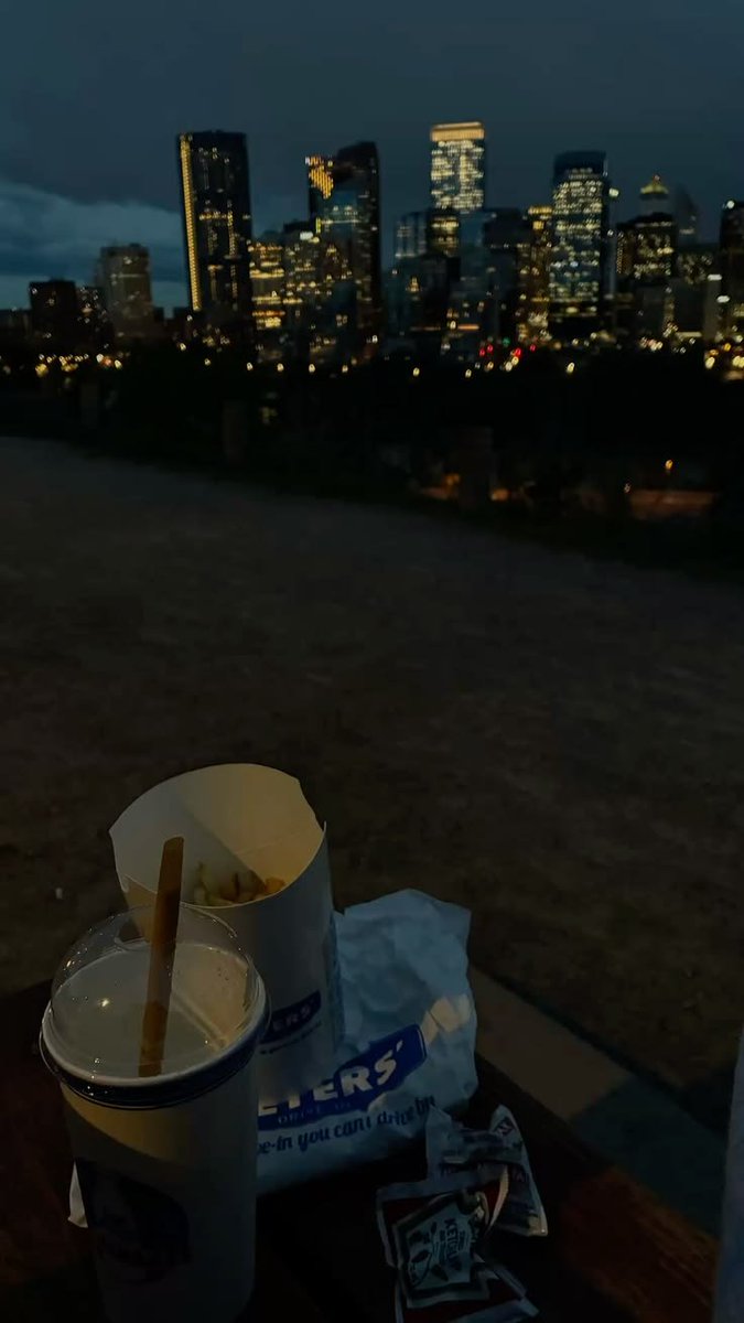 masonavel's tweet photo. 12.20 | 𝘑𝘢𝘬𝘢𝘳𝘵𝘢 𝘚𝘦𝘭𝘢𝘵𝘢𝘯

Looking for something to eat. Can't sleep. https://t.co/HR6iKUwnQz