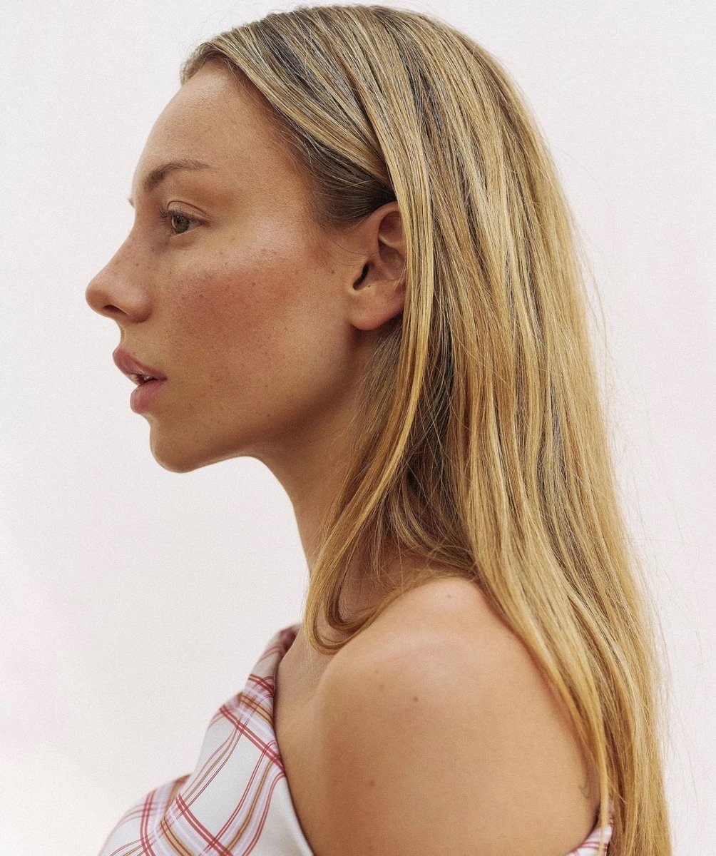 esterfiles's tweet photo. her face card and side profile omg https://t.co/eTlya37Lh1