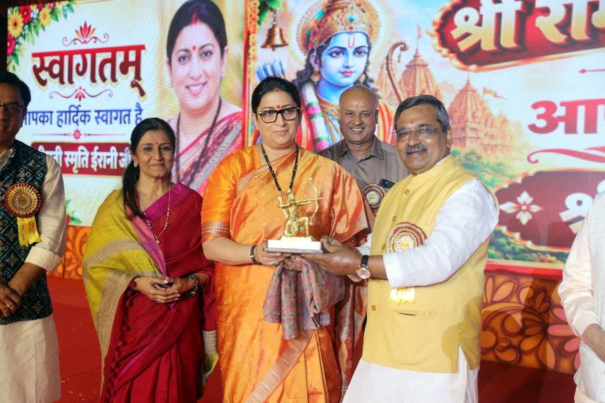 upadhyaysbjp's tweet photo. श्रीराम धार्मिक रामलीला समिति (पंजी.) द्वारा आयोजित रामलीला महोत्सव के विजयादशमी पर्व पर भाजपा की राष्ट्रीय महामंत्री एवं पूर्व केंद्रीय मंत्री माननीय श्रीमती स्मृति ईरानी जी का आत्मीय आगमन हुआ।

प्रभु श्रीराम के आदर्श हमें सत्य, मर्यादा, धर्म और कर्तव्य के मार्ग पर चलने की प्रेरणा देते हैं। विजयादशमी का यह पावन पर्व हमें स्मरण कराता है कि जीवन में कितनी भी कठिनाइयां आएं, अंततः विजय सत्य और धर्म की ही होती है।

कार्यक्रम में पधारने के लिए माननीय स्मृति ईरानी जी का हृदय से आभार एवं धन्यवाद।

जय श्रीराम! 🙏🚩

@smritiirani

 #ShriRamDharmikRamlilaSamiti #RamlilaMahotsav #JaiShriRam