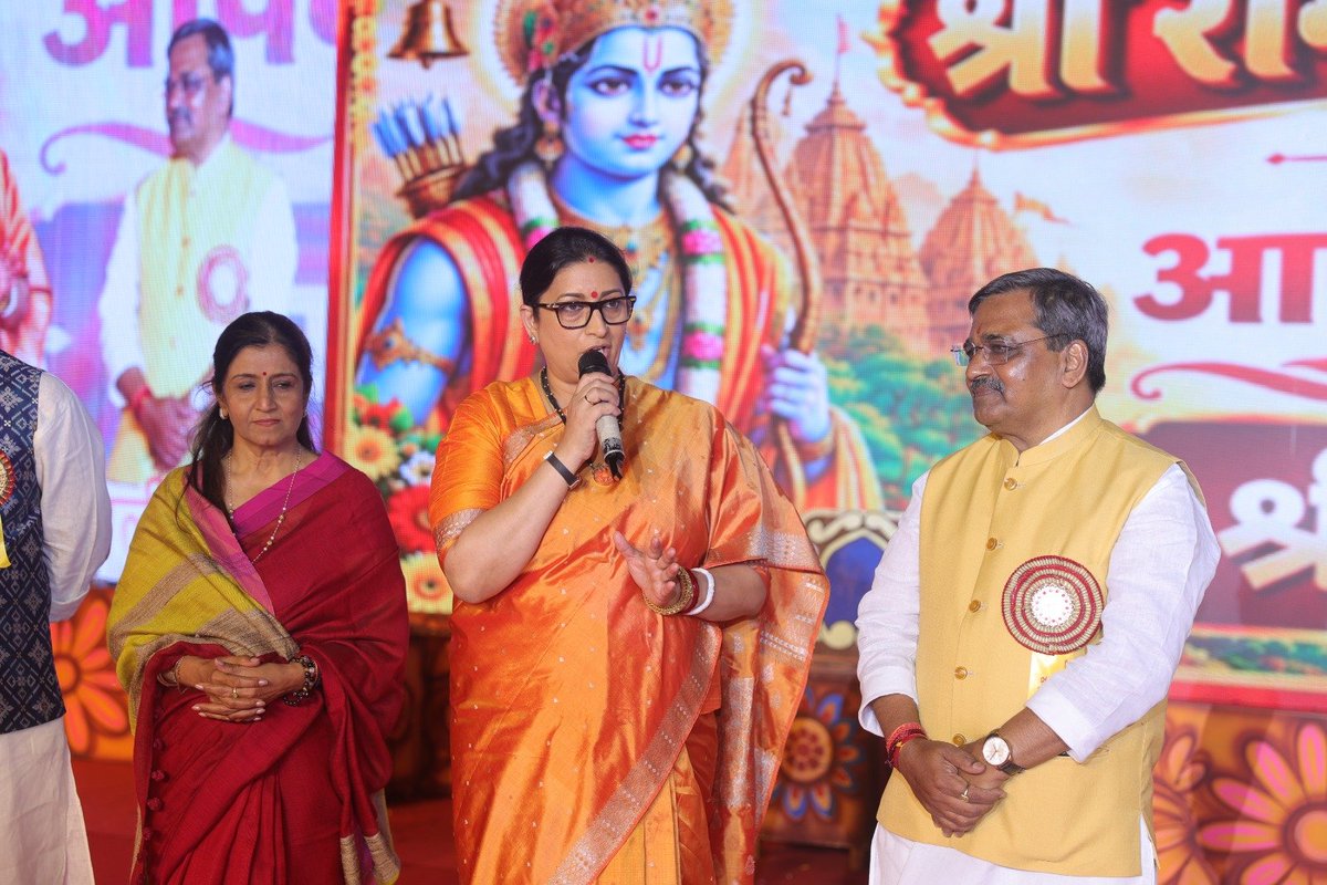 upadhyaysbjp's tweet photo. श्रीराम धार्मिक रामलीला समिति (पंजी.) द्वारा आयोजित रामलीला महोत्सव के विजयादशमी पर्व पर भाजपा की राष्ट्रीय महामंत्री एवं पूर्व केंद्रीय मंत्री माननीय श्रीमती स्मृति ईरानी जी का आत्मीय आगमन हुआ।

प्रभु श्रीराम के आदर्श हमें सत्य, मर्यादा, धर्म और कर्तव्य के मार्ग पर चलने की प्रेरणा देते हैं। विजयादशमी का यह पावन पर्व हमें स्मरण कराता है कि जीवन में कितनी भी कठिनाइयां आएं, अंततः विजय सत्य और धर्म की ही होती है।

कार्यक्रम में पधारने के लिए माननीय स्मृति ईरानी जी का हृदय से आभार एवं धन्यवाद।

जय श्रीराम! 🙏🚩

@smritiirani

 #ShriRamDharmikRamlilaSamiti #RamlilaMahotsav #JaiShriRam