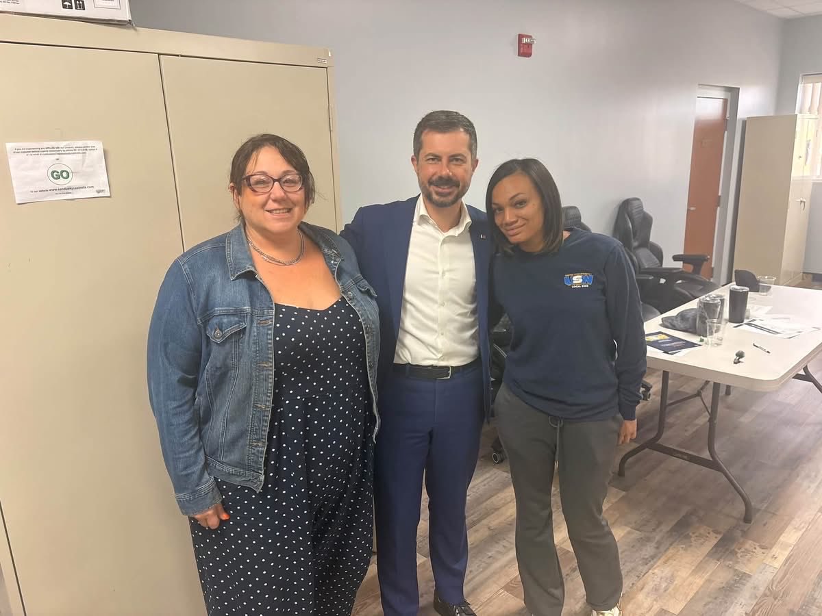 PBdailyupdate's tweet photo. 📸 More from Pete’s round table with USW Local 8888 yesterday in Newport News, Virginia yesterday https://t.co/GZlRna8KCj