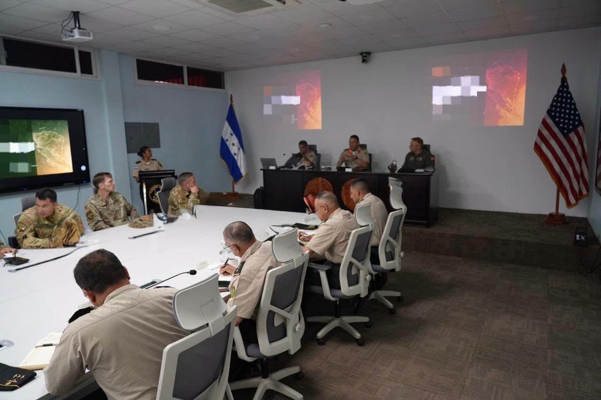 Sedenahn's tweet photo. Estrategia, cooperación y combate frontal al crimen organizado. 🇭🇳🤝🇺🇸
 
Con el objetivo central de consolidar detalles de la coordinación estratégica integral para enfrentar de manera directa las amenazas del crimen organizado transnacional, se efectuó una jornada de trabajo y dialogo entre las autoridades militares de las Fuerzas Armadas de Honduras (@FFAAHN) y la delegación de las Fuerzas Armadas de EE. UU.  (@Southcom).
 
El Estado de Honduras a través de la Secretaría de Defensa Nacional, realiza labores conjuntas para la disrupción de redes criminales transnacionales, la seguridad regional y la aplicación de acciones con alianzas en un avance firme contra la delincuencia organizada.