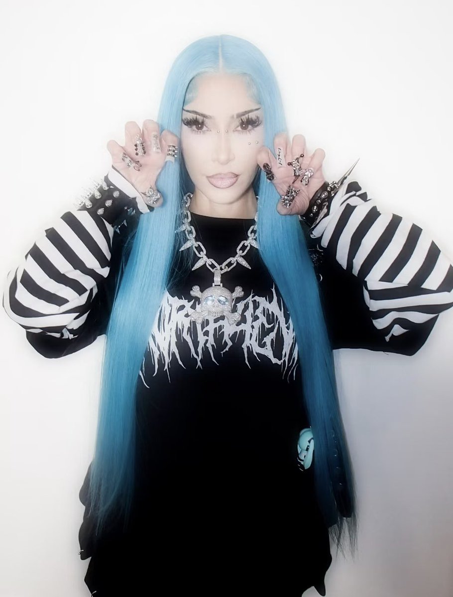 PopSpectator's tweet photo. Kim Kardashian dresses up as her daughter North West for Halloween. https://t.co/Z5OvzhnPa8