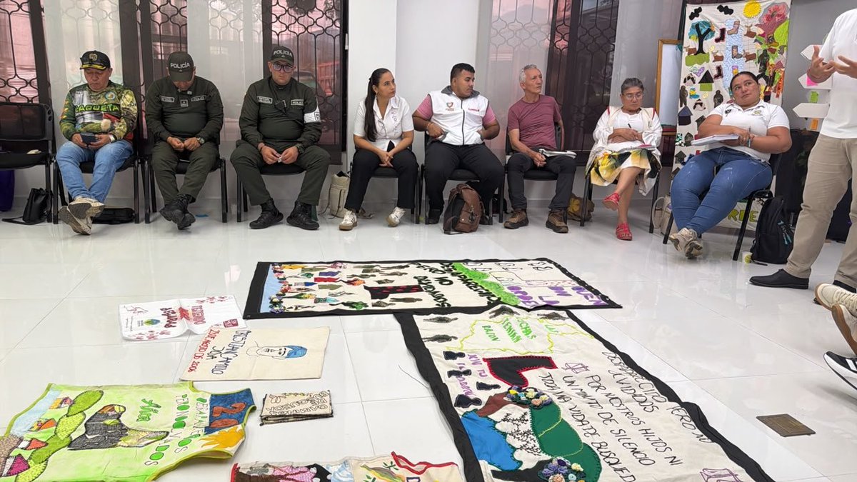 ARNColombia's tweet photo. @CentroMemoriaH @AlcFlorencia 🫂 Durante la jornada, firmantes de paz, comunidad educativa y entidades locales compartieron sus conocimientos y experiencias para aportar a la construcción de esta ruta, mediante el diálogo y el reconocimiento de las memorias del territorio. https://t.co/AJJDcNqmOb
