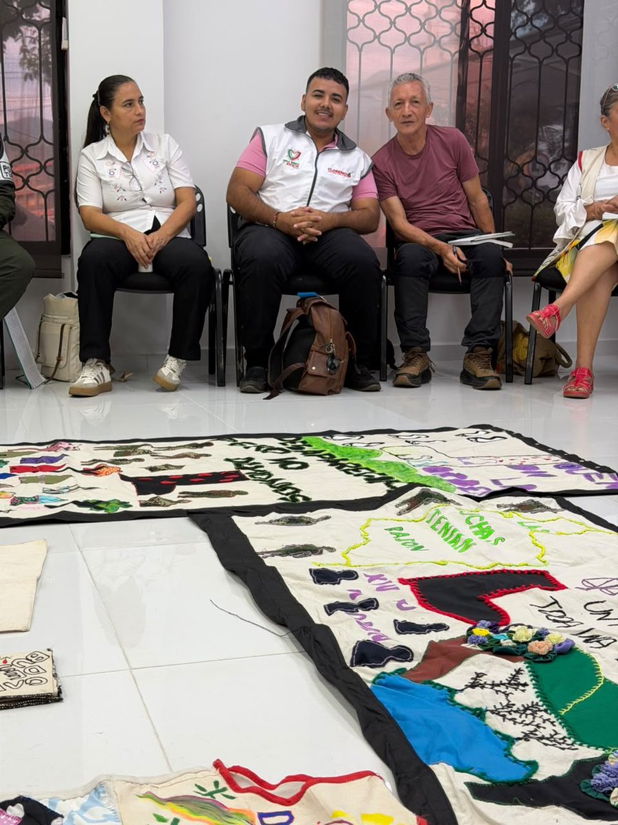 ARNColombia's tweet photo. @CentroMemoriaH @AlcFlorencia 🫂 Durante la jornada, firmantes de paz, comunidad educativa y entidades locales compartieron sus conocimientos y experiencias para aportar a la construcción de esta ruta, mediante el diálogo y el reconocimiento de las memorias del territorio. https://t.co/AJJDcNqmOb