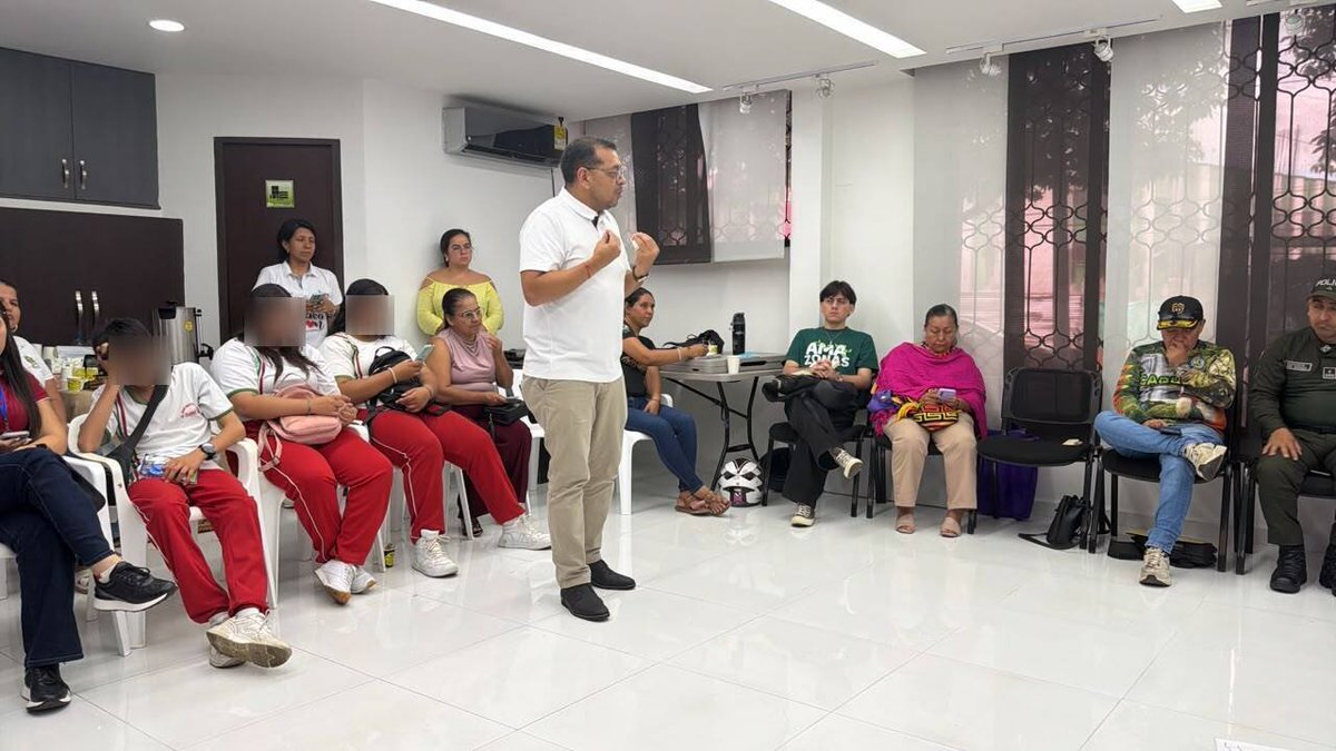 ARNColombia's tweet photo. @CentroMemoriaH @AlcFlorencia 🫂 Durante la jornada, firmantes de paz, comunidad educativa y entidades locales compartieron sus conocimientos y experiencias para aportar a la construcción de esta ruta, mediante el diálogo y el reconocimiento de las memorias del territorio. https://t.co/AJJDcNqmOb