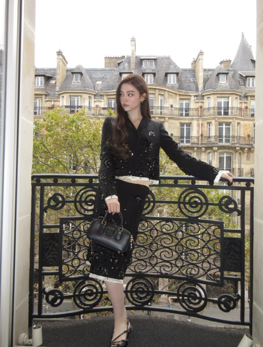 meovv_miyao's tweet photo. #MiuMiuGesteDeConsolation #MiuMiu https://t.co/AeuFlfa4Mb