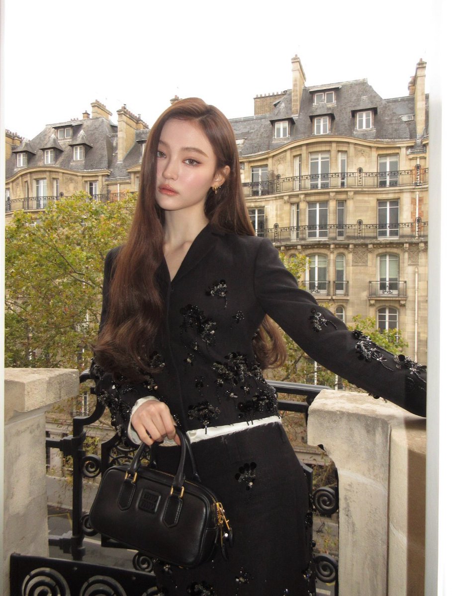 meovv_miyao's tweet photo. #MiuMiuGesteDeConsolation #MiuMiu https://t.co/AeuFlfa4Mb