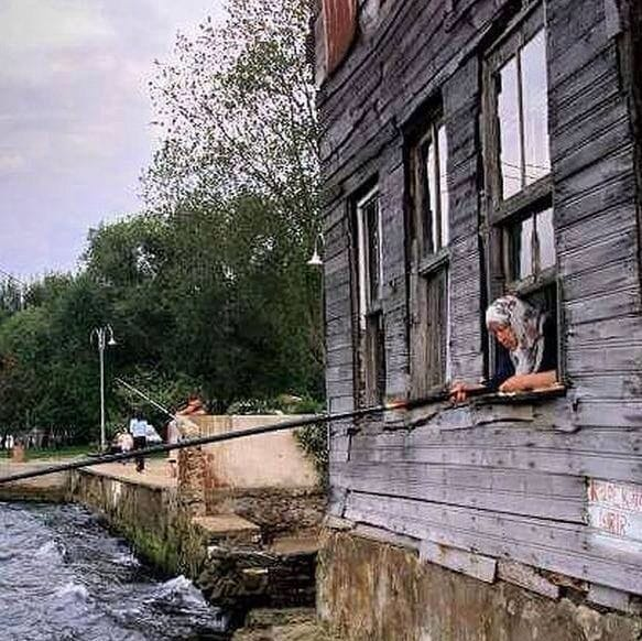 kayamerthasan_'s tweet photo. Kuzguncuk sahilindeki evinin penceresinden boğazda balık tutan bir hanım teyzemiz. Yıl 1982 https://t.co/rvsGKYp4JY