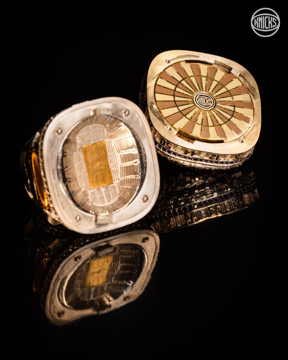 NBAdoPovo's tweet photo. MEU AMIGO

O anel de campeão do New York Knicks é PURA ARTE

Logo todos em pedras preciosas

Réplica do Madison Square Garden ao abrir o anel

O placar de todas as séries que o Knicks venceu na parte externa e interna do anel

E "Knicks in Five" escrito embaixo https://t.co/c0jRvtx6ox