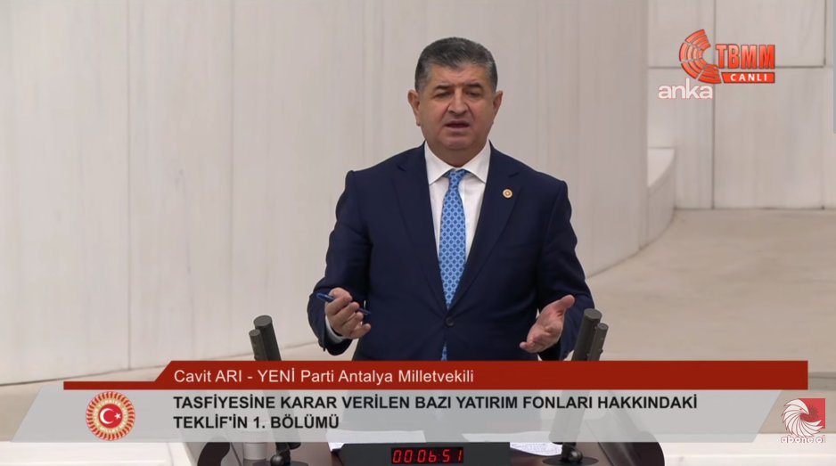 fonunmagdurlari's tweet photo. 🚨 #SONDAKİKA Cavit Arı:

"Eğer muhalefet belediye başkanlarına yaptıkları gibi operasyonlar yapmazlarsa, ki yapmıyolar işte, bu paralar buharlaşıp gidecek, bu paralar buharlaşıp giderse mağdurlara bu paralar ödenemez.

Bu yasa bu paraların buharlaşmasına ön ayak oluyor, çünkü 4. madde diyor ki söz konusu paranın(haksız kazanç) isteğe bağlı olarak iade edilebilir, edilirde demiyor edilebilir, kim edecek insafı olan varsa iade edecek, e zaten insafı olsa bunu yapmazdı.

Hiç olmazsa burda adaletli olun, muhalefete geldimi yargıyı balyoz gibi kullanın, ama burada ya sen bilirsin şuraya parayı gönderebilirsin deyin, böyle bişey olmaz arkadaşlar.

Mağduriyeti arttırma kanunudur bu, başka izahati olamaz."