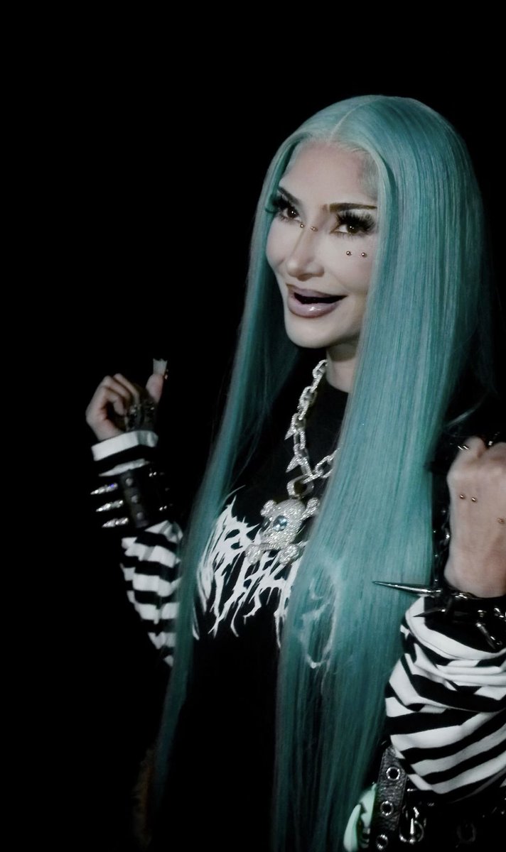 TeaOnTheGrid's tweet photo. Kim Kardashian really decided to become her own daughter for Halloween 👻 🎃 Imagine your mom dressing up as YOU. North West is about to have the most unhinged Halloween ever 😎 https://t.co/FFgnEuxLrV