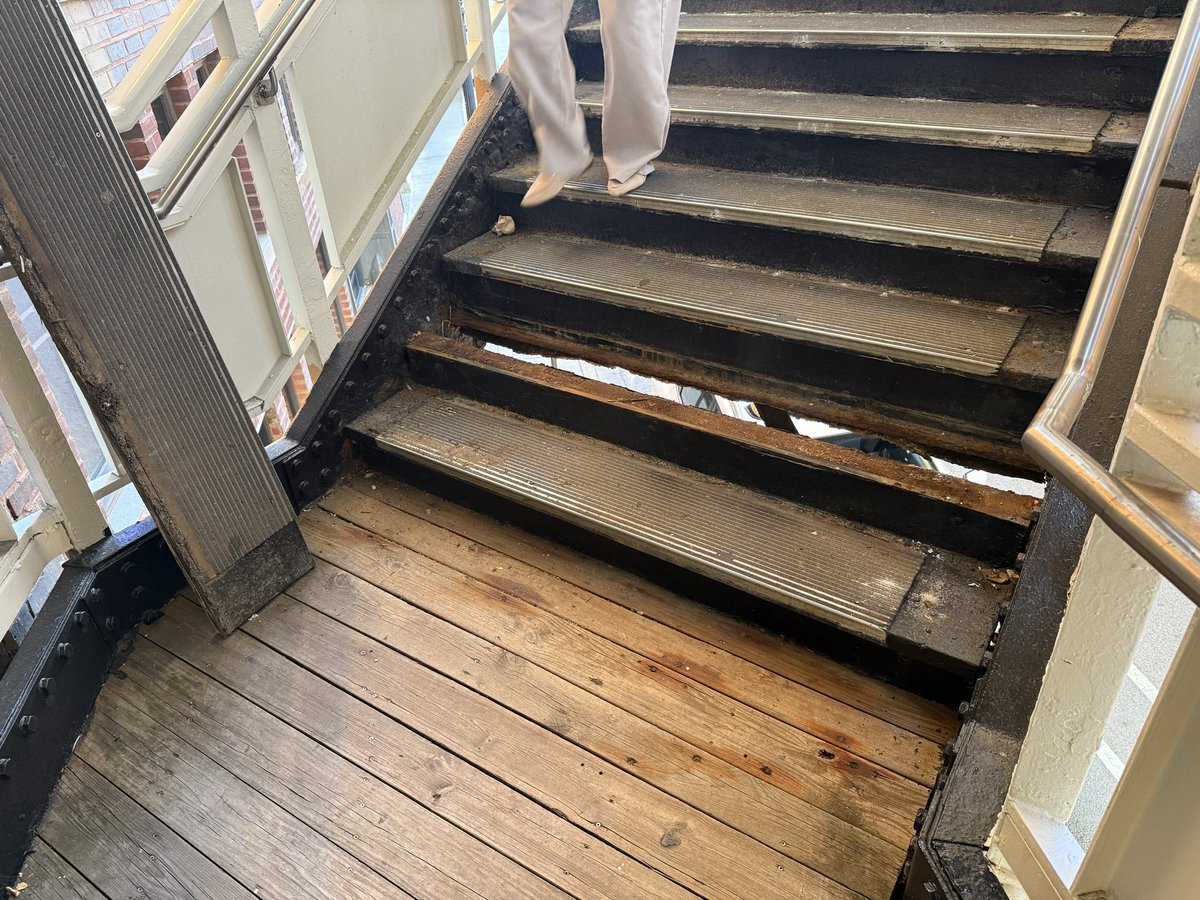LionelBarrow's tweet photo. The Blue Line @cta stop on the north end of Damen is just missing a stair. No warning tape, no signs, just a stair propped up on the side of the staircase https://t.co/JFHjnQlP2E