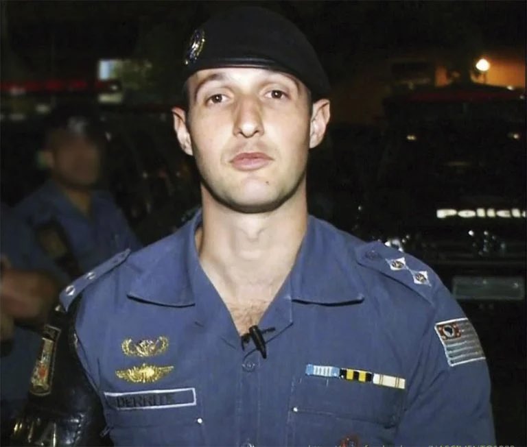 webcomunismo's tweet photo. policial francês = 💅

policial brasileiro = expulso da ROTA por excesso de homicídios e senador mais votado da história em 2026 https://t.co/wLRf2UHpyd