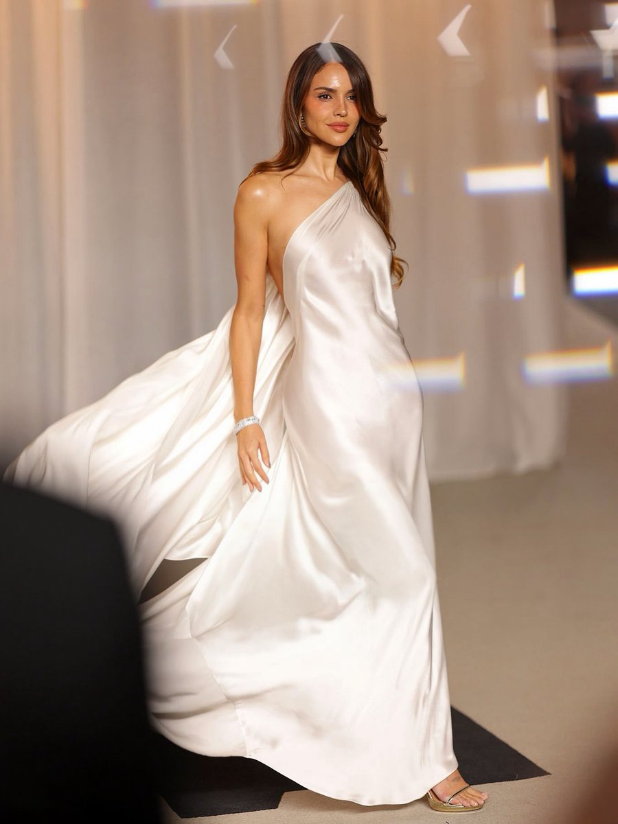 EstiloDF's tweet photo. Eiza González nos compartió su look para la Academy Museum Gala, donde lució un vestido blanco asimétrico de Ralph Lauren. 🤍 ¿También fue tu favorito? 🤩

Fotos por: eizagonzalez https://t.co/m5oz8TYkaz