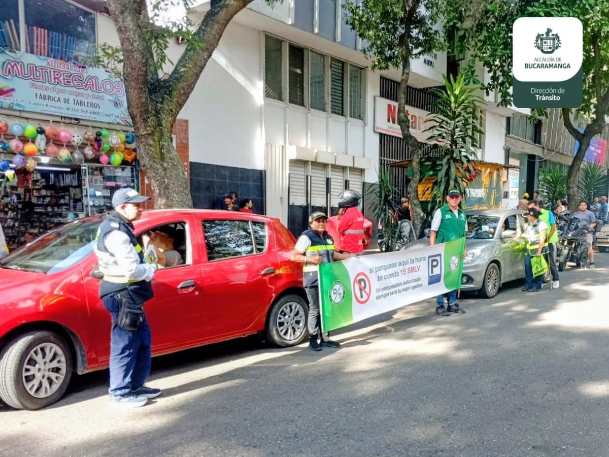 transito_bga's tweet photo. En el centro de la ciudad sensibilizamos a los conductores sobre la importancia de no invadir los andenes ni ocupar los espacios destinados a la movilidad segura de los peatones.

Respetar estos espacios es pensar en los demás y permitir que todos, especialmente las personas con movilidad reducida, puedan desplazarse sin obstáculos. 

¡Las vías y los andenes son para compartir, no para invadir! 🚶‍♀️