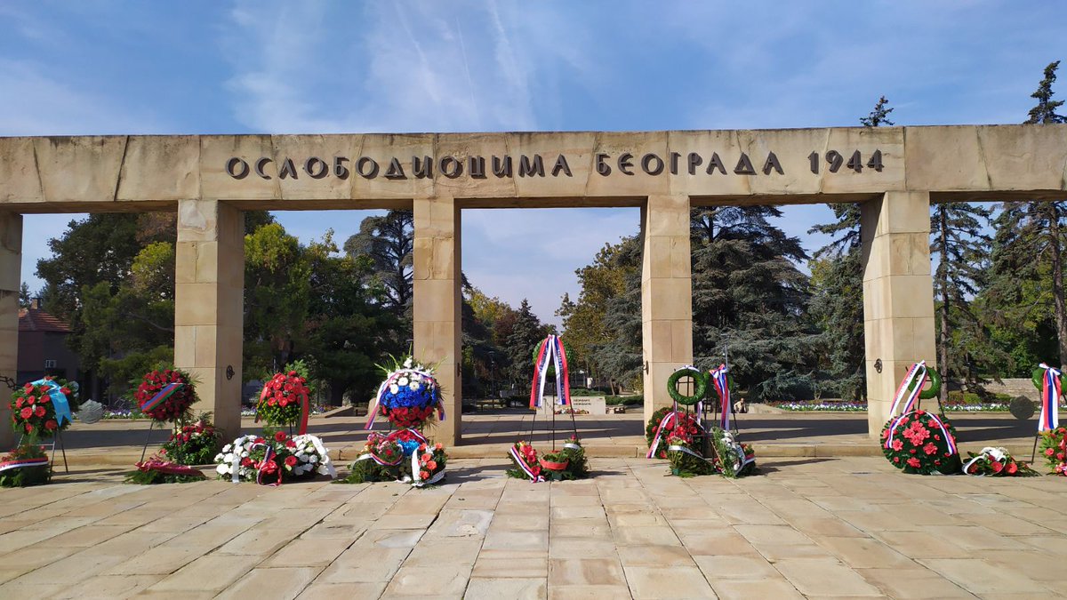 rapayarapaya's tweet photo. @BajsevMile То је озбиљна порука, коју олако прихватамо.

По паду Берлина о томе је зборио и генерал Жуков ... "ослободили смо их ... и они нам то никада неће опростити".

Међутим данас је било и оних са свежим цвећем и венцима, који то нису и не могу заборавити. https://t.co/Q1ynRI0oCS