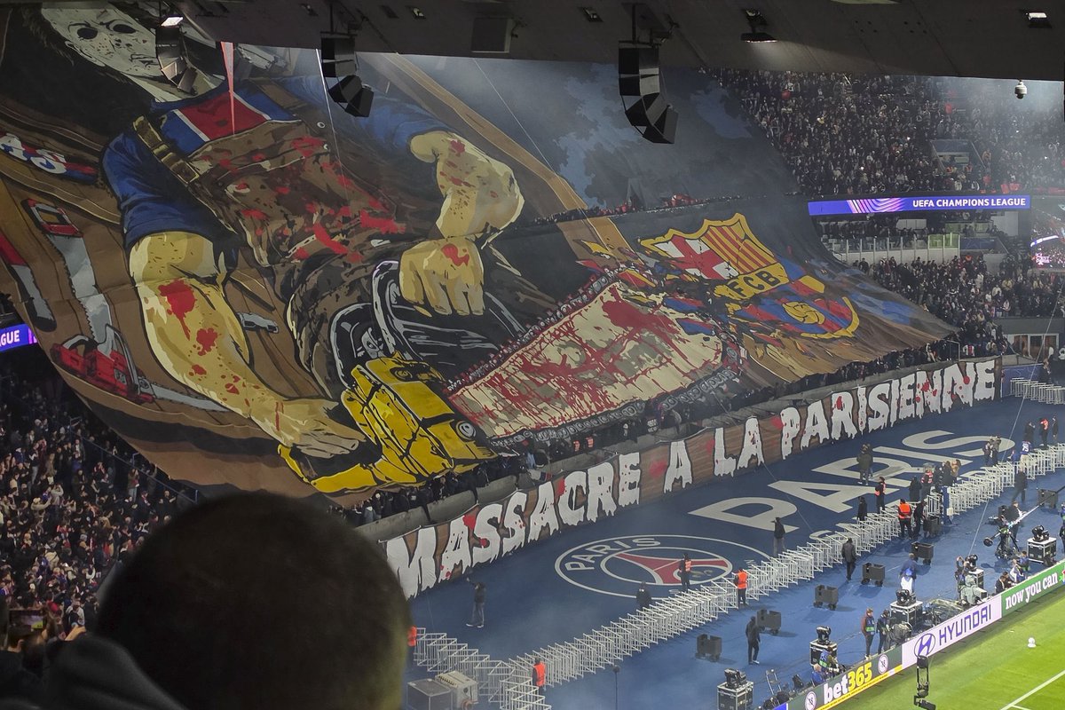 MediaParisien's tweet photo. 🤣 LE BARÇA A SIGNALÉ À L’UEFA LES BANDEROLES JUGÉES OFFENSANTES DÉPLOYÉES AU PARC DES PRINCES.

@esport3 https://t.co/HBD5skZaT5
