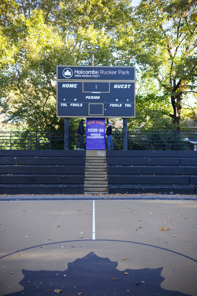 LightningLockz's tweet photo. The champs left their mark on one of NYC’s most iconic courts via @DraftKings. 🏆🗽 

#DKPartner https://t.co/Y6bu52NwVJ
