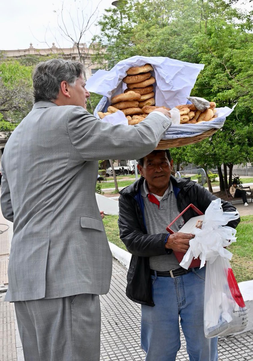 ChrisLandauUSA's tweet photo. One of my strongest memories from growing up in Paraguay was the delicious taste of “chipa,” their cassava-flour cheese bread. It’s a memory that involves all the senses, not just the sense of taste: warm chipa has a delicious smell, and chipa sellers make a wonderful sight with their baskets on top of their heads as they call out “chipa, chipa.” Of course, as soon as I saw a chipa seller in Asunción’s main square this morning, I felt like the world’s strongest magnet immediately dragged me over to buy one. Just as delicious as I remembered! Food is culture and memory. 🇺🇸🤝🇵🇾