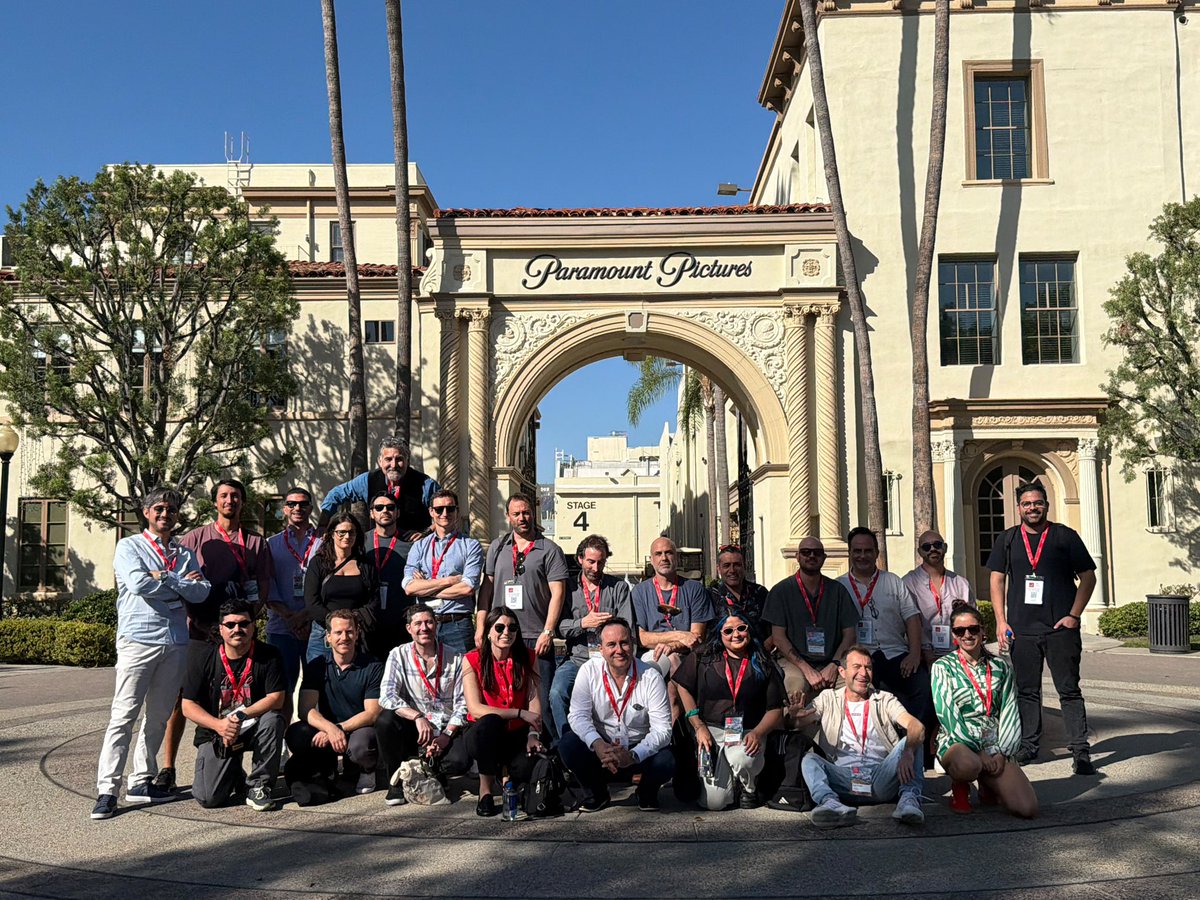 ProChile's tweet photo. 🎬🇨🇱 ¡Chile sigue abriendo camino en Hollywood!
 
En el segundo día de la misión audiovisual chilena en Los Ángeles, las empresas nacionales continúan conectando con los grandes referentes de la industria global 🌎
 
La agenda incluyó visitas a la Motion Picture Association (MPA) Amazon MGM Studios y Walt Disney, además de recorridos por  los estudios de cine y televisión de Paramount Pictures, donde se reunieron con sus ejecutivos.
 
¿El objetivo? Generar nuevas oportunidades de financiamiento, coproducción, distribución y venta de proyectos, junto con posicionar a Chile como un destino atractivo para filmaciones internacionales y un proveedor de servicios audiovisuales de clase mundial.
 
Esta misión es organizada por Chile Film Commission, una iniciativa público-privada impulsada por ProChile y el @culturas_cl, que busca llevar el talento y las capacidades de nuestra industria audiovisual a nuevos mercados.
 
🎥 ¡El talento chileno tiene historias que contarle al mundo!