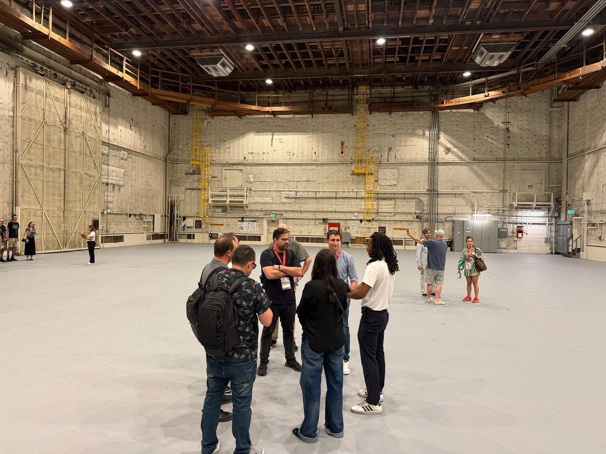 ProChile's tweet photo. 🎬🇨🇱 ¡Chile sigue abriendo camino en Hollywood!
 
En el segundo día de la misión audiovisual chilena en Los Ángeles, las empresas nacionales continúan conectando con los grandes referentes de la industria global 🌎
 
La agenda incluyó visitas a la Motion Picture Association (MPA) Amazon MGM Studios y Walt Disney, además de recorridos por  los estudios de cine y televisión de Paramount Pictures, donde se reunieron con sus ejecutivos.
 
¿El objetivo? Generar nuevas oportunidades de financiamiento, coproducción, distribución y venta de proyectos, junto con posicionar a Chile como un destino atractivo para filmaciones internacionales y un proveedor de servicios audiovisuales de clase mundial.
 
Esta misión es organizada por Chile Film Commission, una iniciativa público-privada impulsada por ProChile y el @culturas_cl, que busca llevar el talento y las capacidades de nuestra industria audiovisual a nuevos mercados.
 
🎥 ¡El talento chileno tiene historias que contarle al mundo!