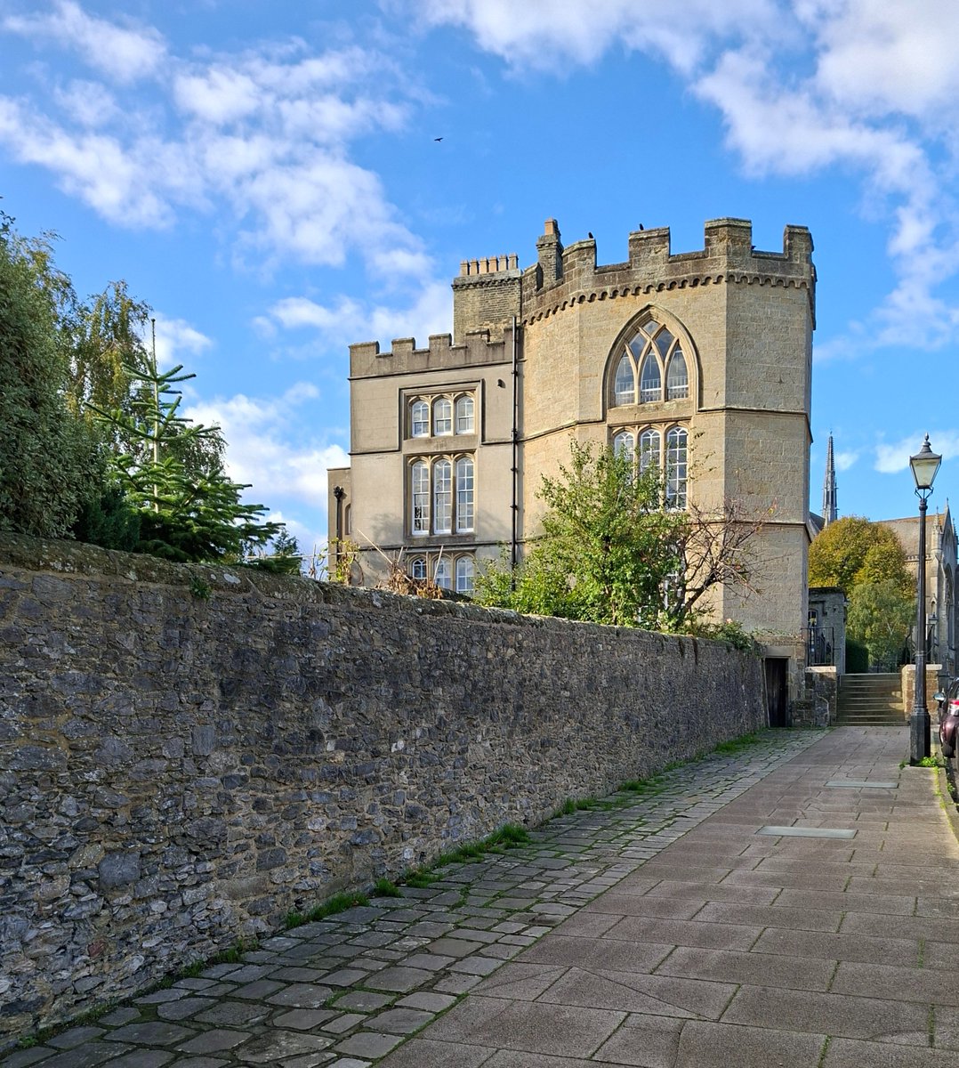BeardyHowse's tweet photo. Gothic octagonal tower before 1823 at the end of old Vicarage, now divided into houses, designed by Arundel estate architect, on the ridge where the town is built. Listed Grade II. https://t.co/t6LvXYxZvX