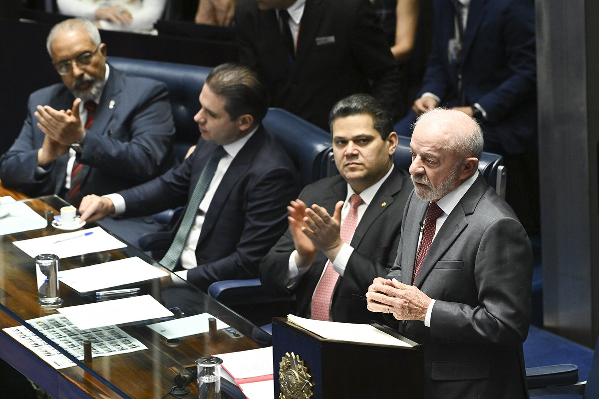 IsentaNews's tweet photo. AGORA: Senadores eleitos estão sendo avisados de que precisam "pedir a benção" a Davi Alcolumbre para conseguir gabinete e apartamento funcional. A diretora-geral do Senado passou a responder que, desta vez, quem bate o martelo é ele (Metrópoles, VEJA e Estadão).

Segundo as colunas, a ideia é trocar espaço por votos na reeleição dele à presidência do Senado, em fevereiro de 2027. A assessoria diz que "sempre coube à Presidência do Senado a conciliação de interesses".

Para negociar gabinete, Alcolumbre tem tempo de sobra. Para os pelo menos 109 pedidos de impeachment de ministros do STF, só gaveta.

Fatos. Sem filtro.