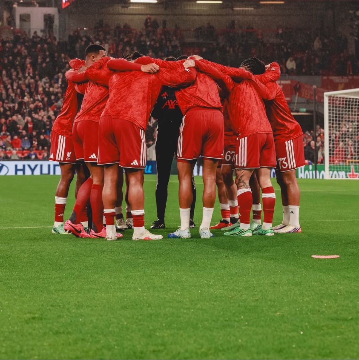 FrLiverpool's tweet photo. Analyse du match ! 🔴

Victoire 4-3 dans un match où Liverpool a montré deux visages. 

Les 30 premières minutes du match, les Reds étaient dépassés tactiquement et gênés par la qualité technique de Villarreal. 
Exemple de cette difficulté tactique, le placement de Grav en 10 et qui a totalement loupé sa première mi-temps. 

À partir de la réduction du score de Macca, la machine s’est lancée et en deuxième mi-temps j’ai vu des choses très intéressantes. 

Des choses simples mais des choses qui fonctionnent ! 
- Un double pivot Nyoni-Macca qui contrôle le terrain en étant toujours bien positionné. 
- De la vitesse sur les ailes, notamment avec Rio qui a tout fait à ses adversaires. 
- Un 10 qui fait la connexion avec les attaquants et qui se projette dans la surface.
- Un contre pressing efficace à la perte du ballon. 

Félicitations aux joueurs et plus particulièrement à Nyoni et Rio. 
Match énorme de la part des deux joueurs. 

Tout n’est pas encore parfait mais cette équipe prend la bonne direction 💪

#LFC